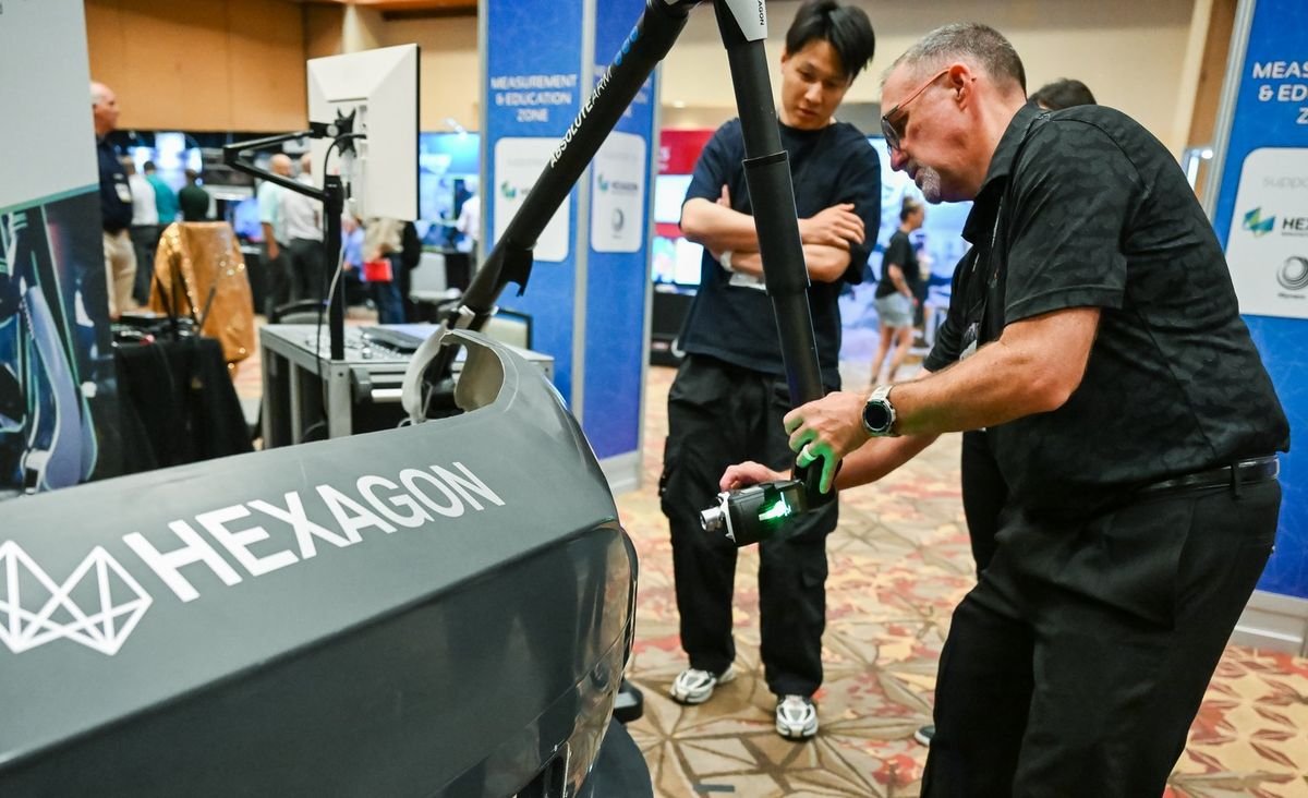 An exhibitor demonstrating a measurement system in the CMSC Measurement & Education Zone